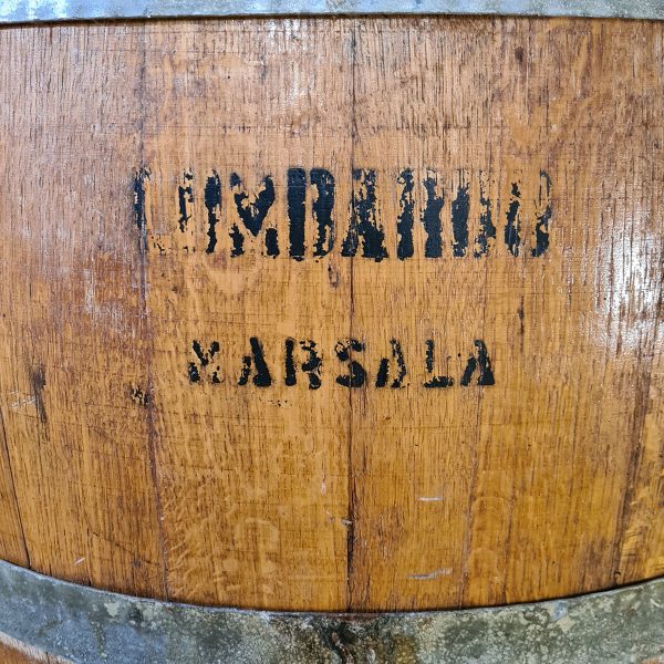 botte di legno in rovere dove viene conservato il vino Marsala della Cantina Lombardo